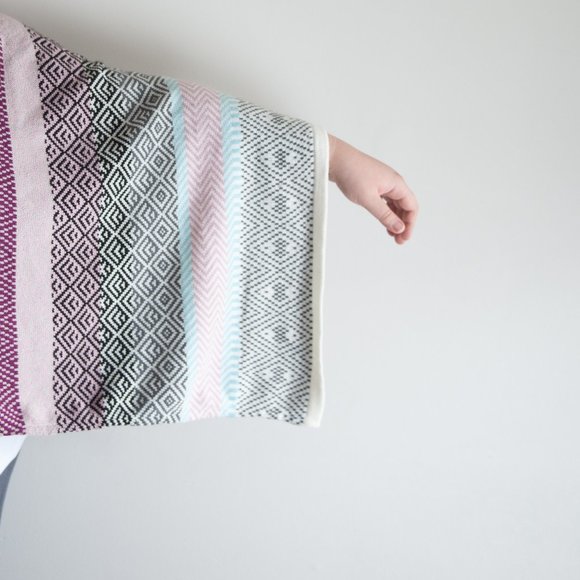 BCBG | SWEATER SHRUG - Picture 3 of 6